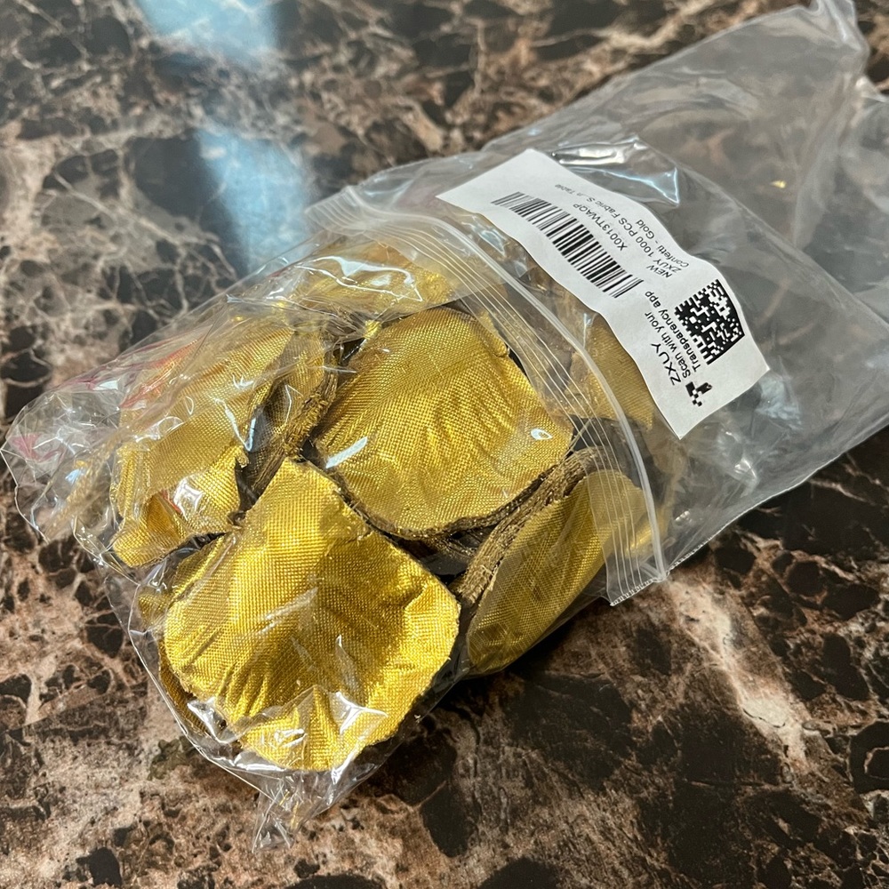 1,000 Synthetic Gold Rose Petals